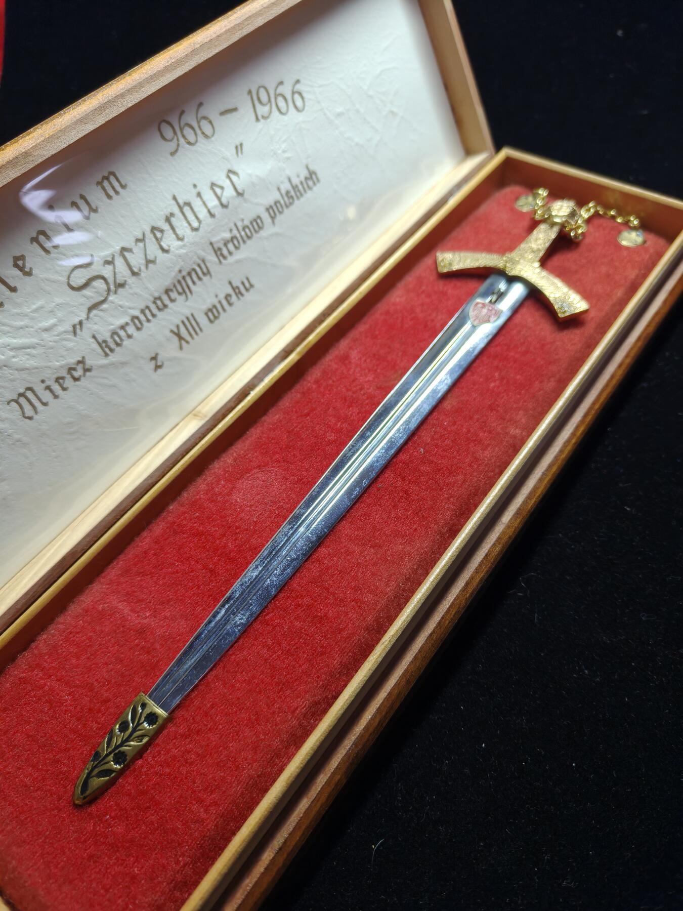 铭记历史 勿忘国耻 抗战胜利80周年精品专场 第二场 波兰千年纪念剑，13世纪波兰国王加冕剑Szczercie，带原装盒子。（剑柄为金22k，波兰官方证书上有描述，个人觉得应该是渡金）