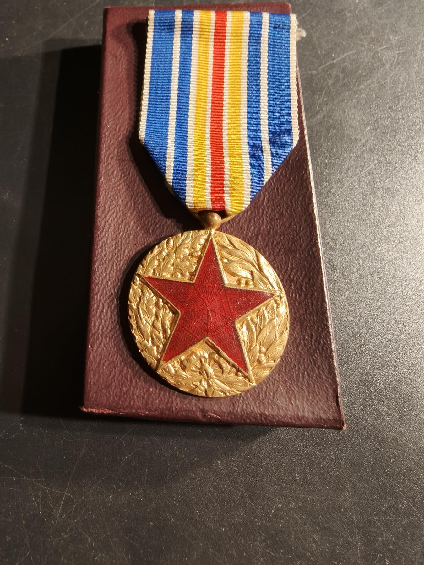 老王徽章第165期  法国战伤奖章     带纸盒