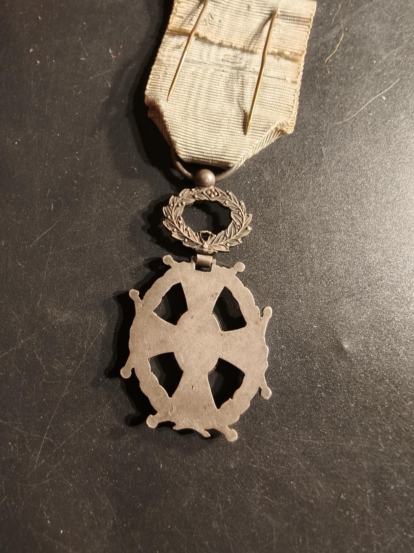 老王徽章第165期  法国骑士级文学艺术科技勋章    原盒    铜质镀银珐琅