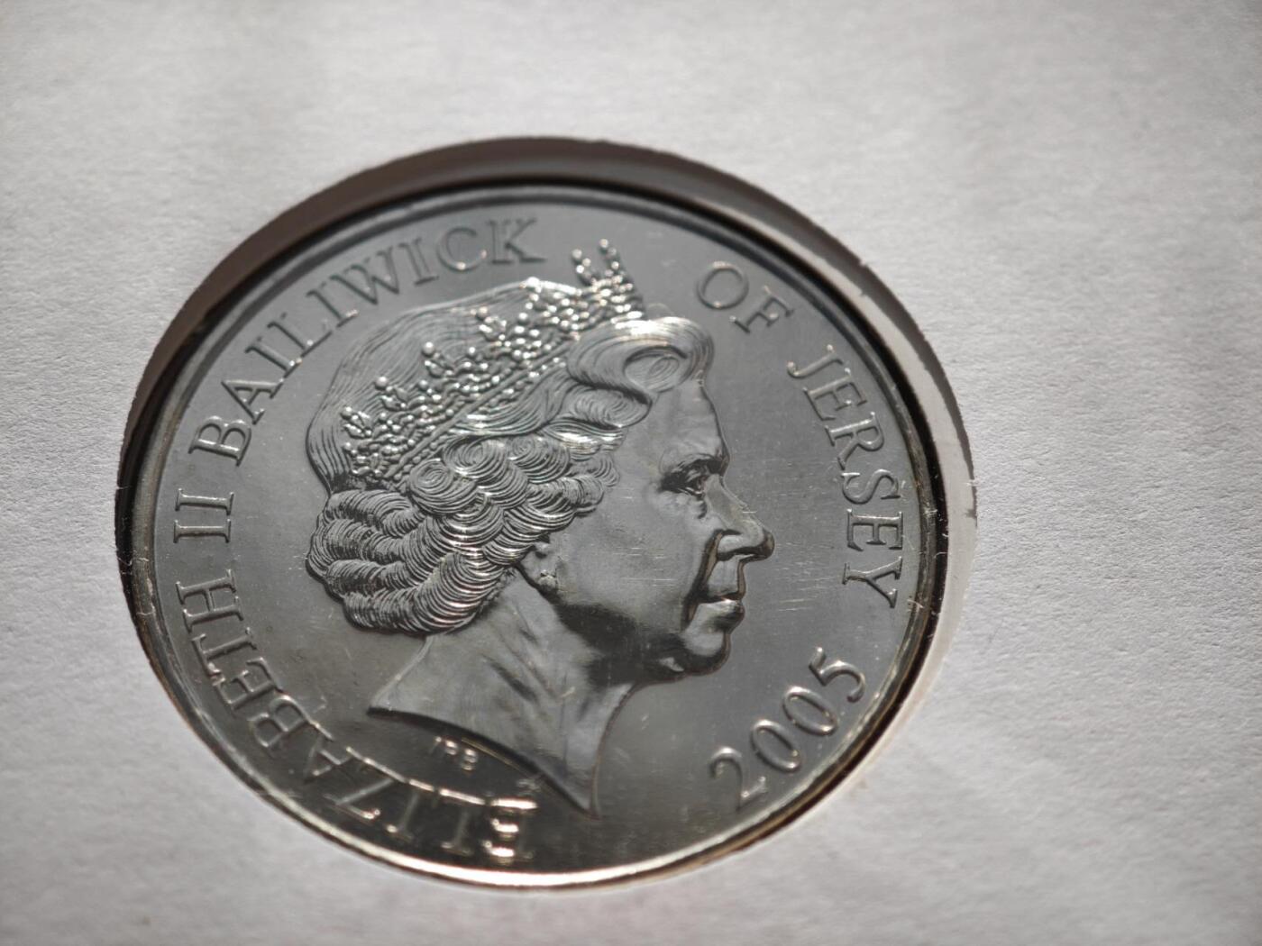 【淘币小摊】限时拍第八百零七拍  克朗币邮币封场  满百包邮可预留两周  周一统一发货  泽西岛2005年二战胜利60周年5镑纪念币邮币封