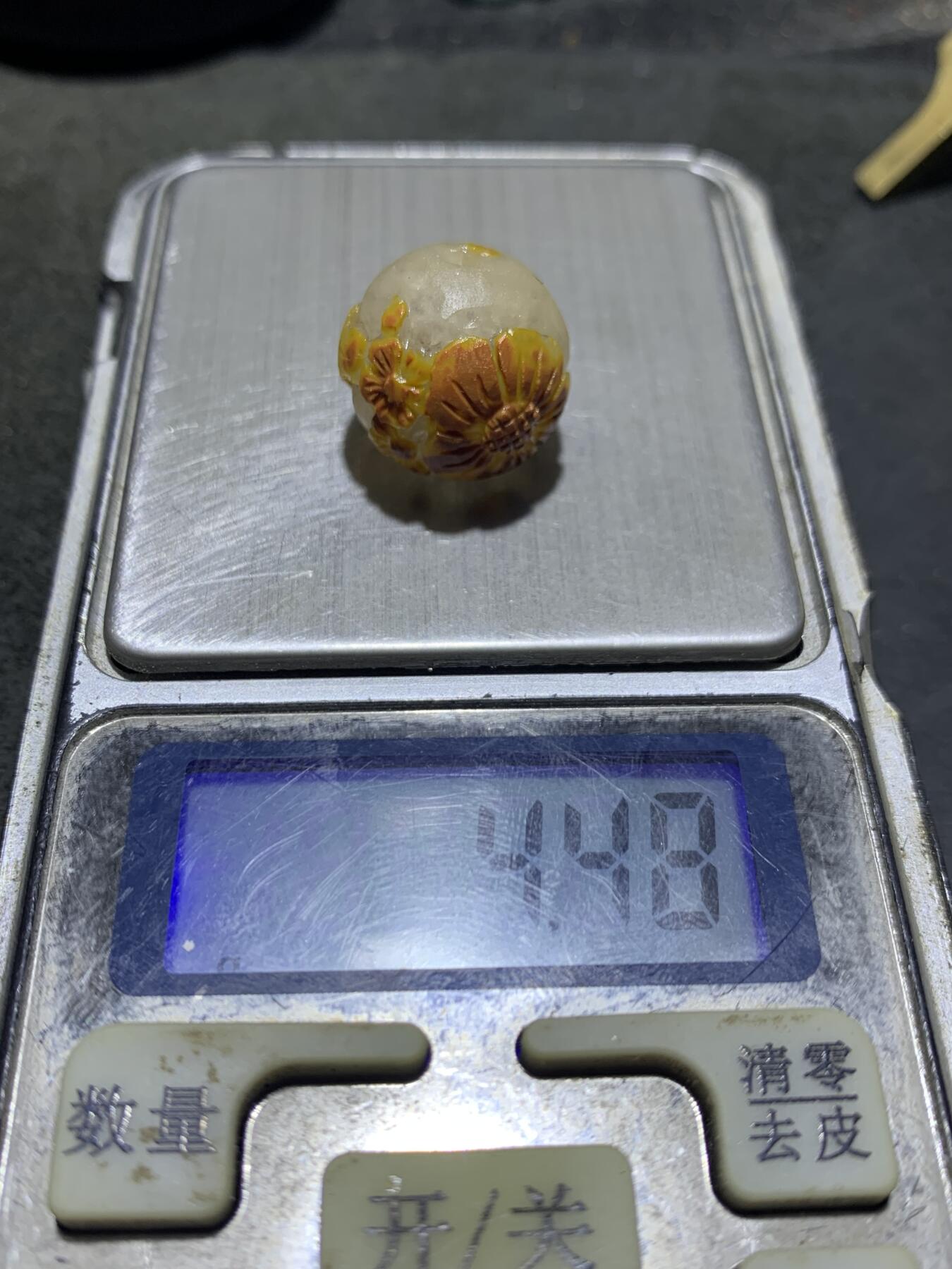 精美冰飘亚光战国红玛瑙手工俏色巧雕梅花随形空心圆珠一个，