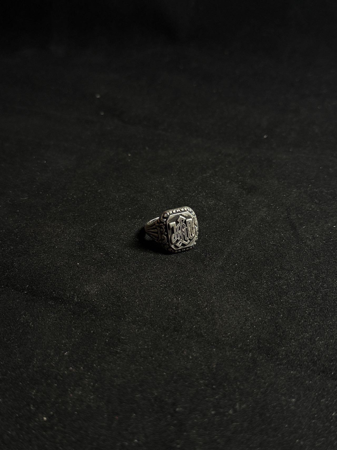 戎马世界章牌大赏第108期 德国二战警卫旗队戒指，银制复刻