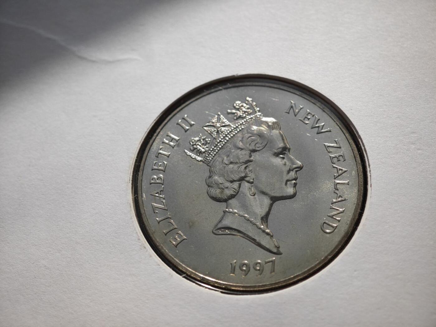 【淘币小摊】限时拍第八百零七拍  克朗币邮币封场  满百包邮可预留两周  周一统一发货   新西兰1997年女王金婚5元纪念币邮币封