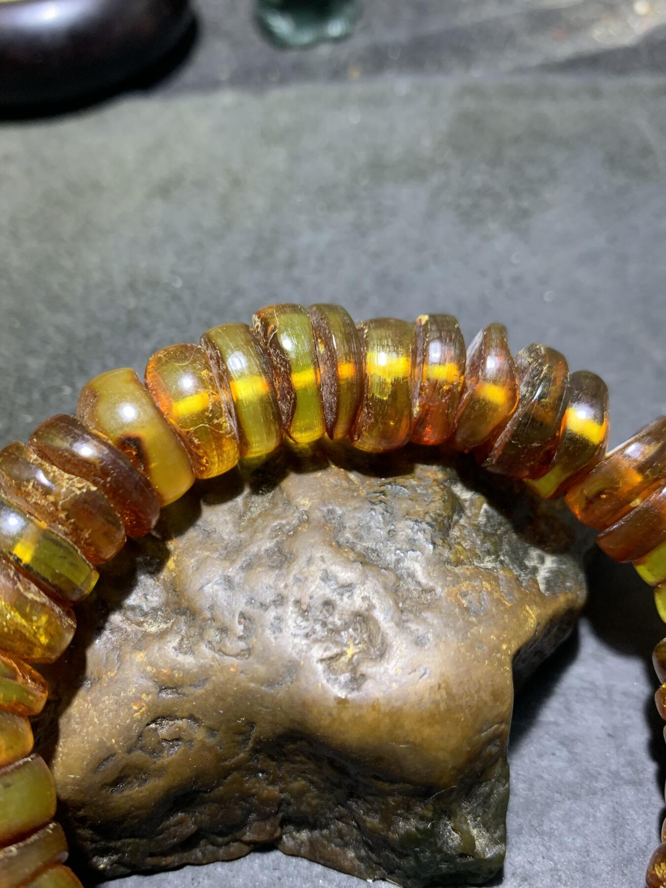 天然原矿俄料蜜蜡原皮随形手串1条！