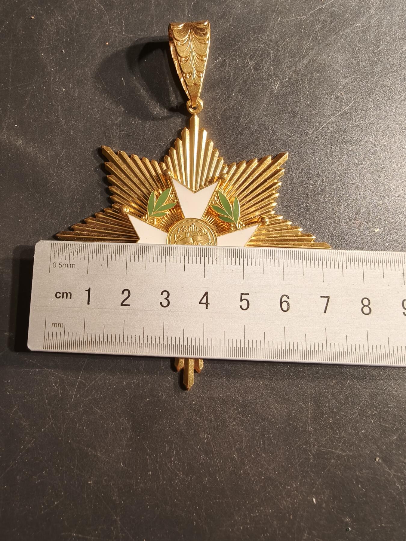 老王徽章第165期 法国指挥官级音乐协会勋章    直径75mm一个星芒的尺寸 