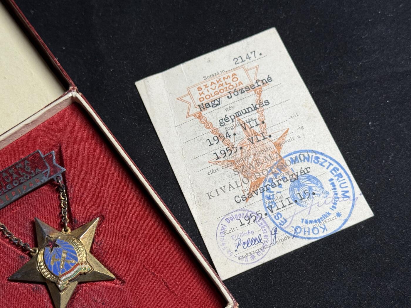 戎马世界章牌大赏第108期 匈牙利行业模范工人奖章刻号带证书，该奖章并非普通的优秀劳动者奖章，银质镀金由重工业部颁发。得主为纳吉·约瑟夫夫人，在螺丝工厂担任机器工，国内极其罕见