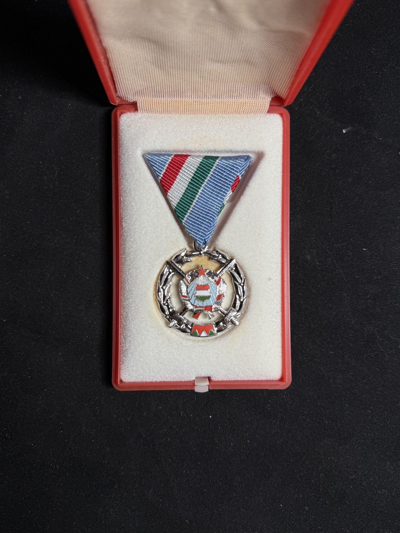 戎马世界章牌大赏第108期 匈牙利银级巩固战斗友谊奖章