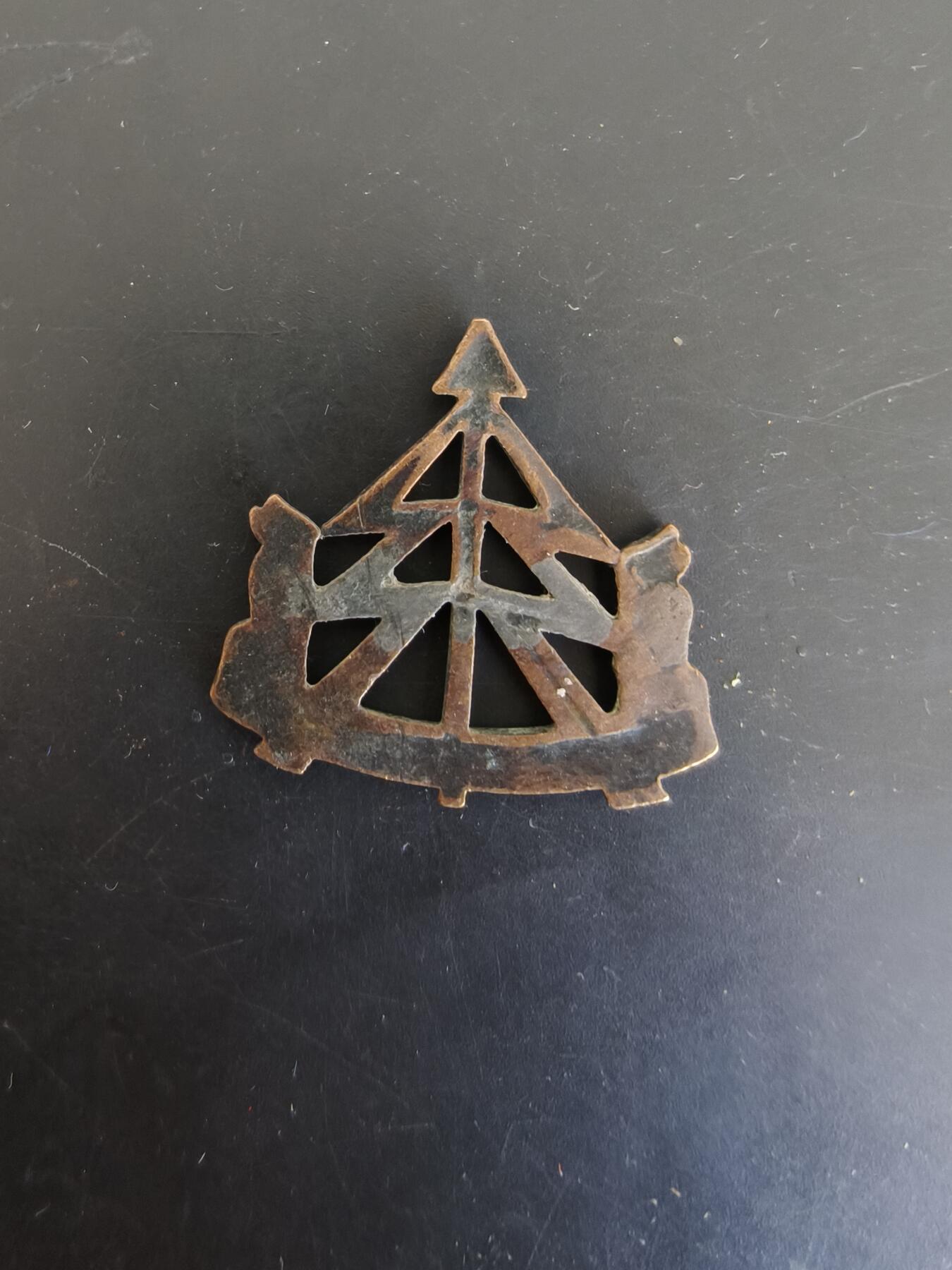 老王徽章第165期 英国皇家侦察兵团帽徽    二战时期    背杆损坏