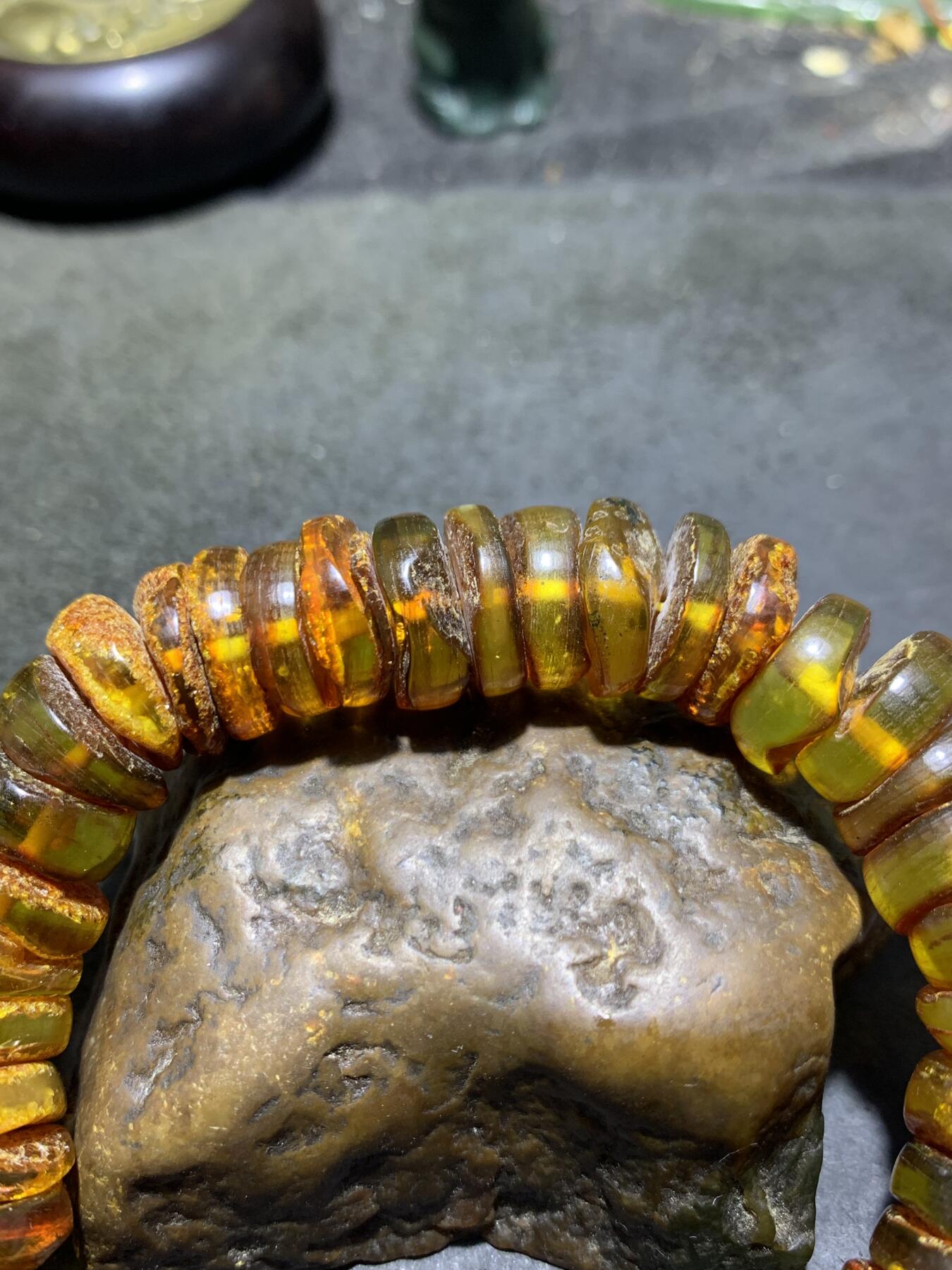 天然原矿俄料蜜蜡原皮随形手串1条！