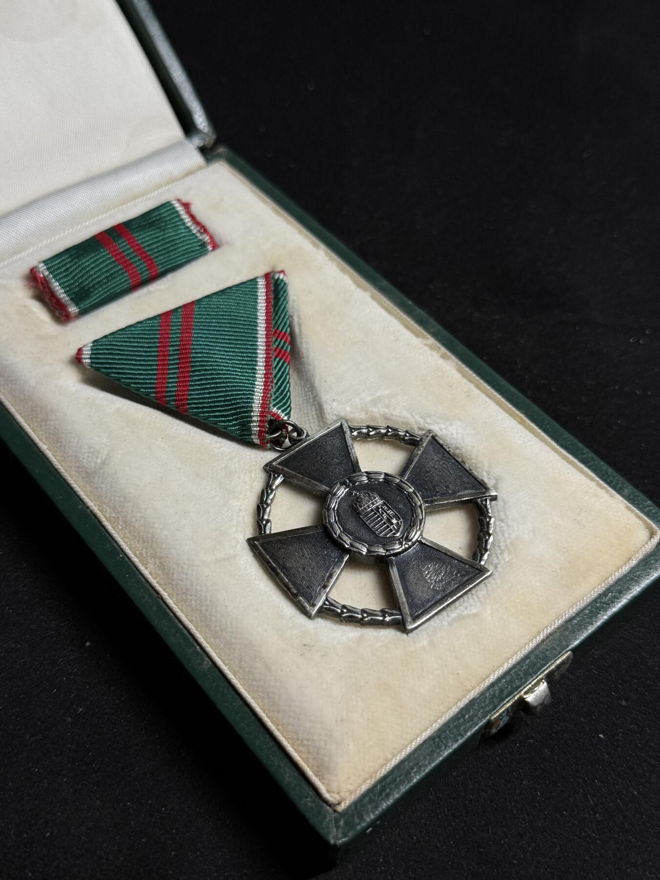 戎马世界章牌大赏第108期 匈牙利银级功绩十字勋章，是匈牙利第五高的国家勋章，盒子表面有损