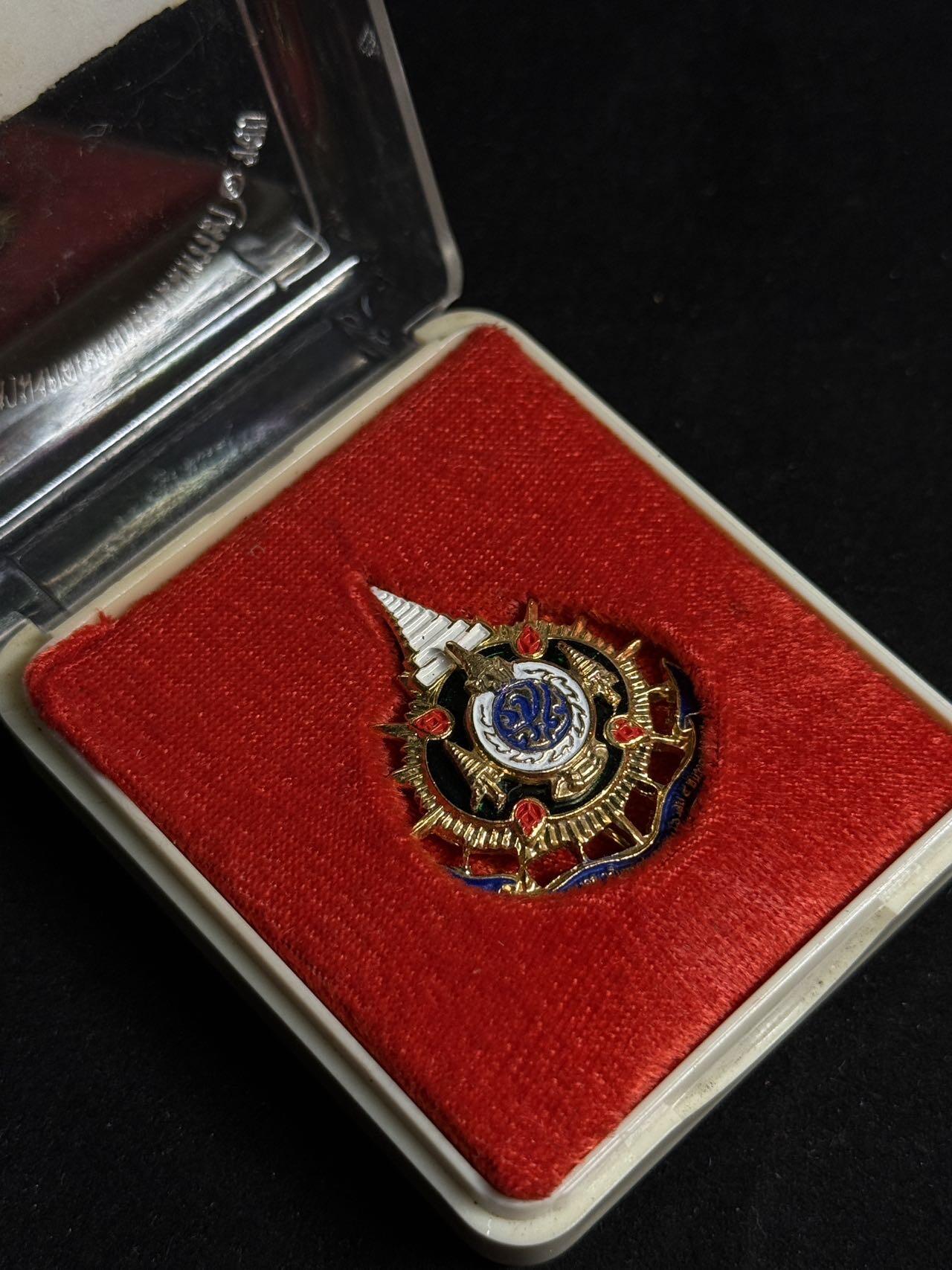 戎马世界章牌大赏第108期 泰国 泰皇拉玛九世登基大典皇家胸针 带原盒