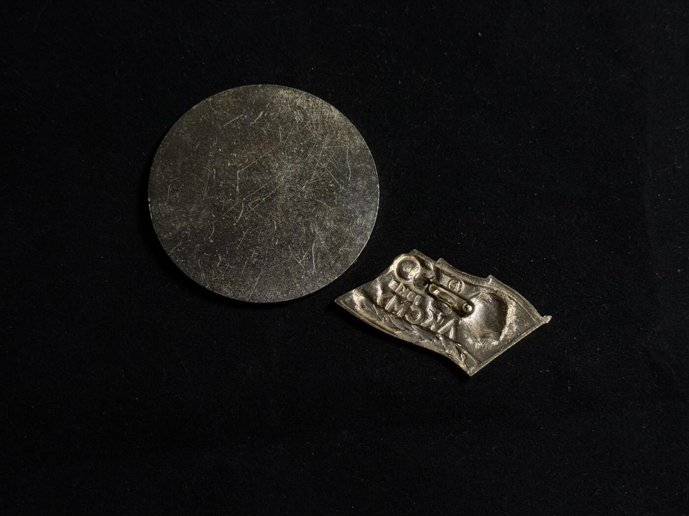 戎马世界章牌大赏第108期 苏联乌克兰共青团成立60周年大铝章和证章一套