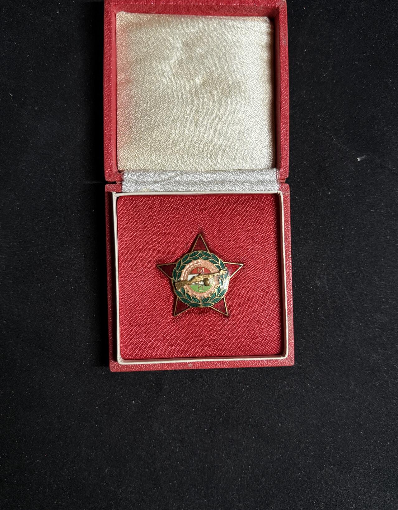 戎马世界章牌大赏第108期 匈牙利工人卫士奖章