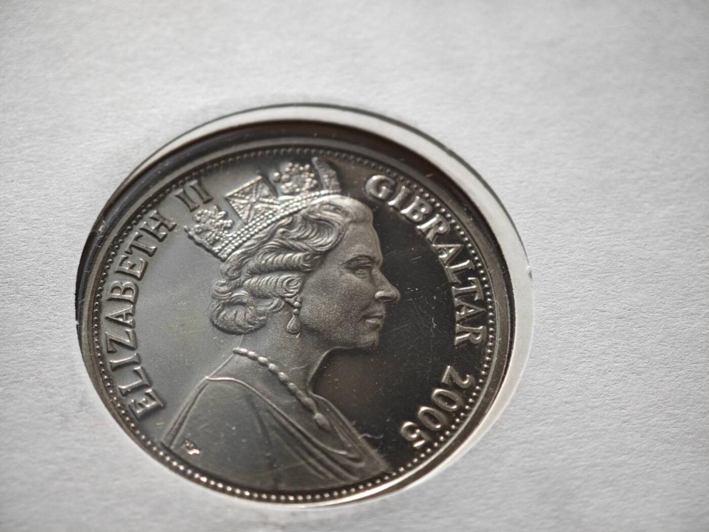 【淘币小摊】限时拍第八百零七拍  克朗币邮币封场  满百包邮可预留两周  周一统一发货   直布罗陀2005面女王80周岁克朗纪念币邮币封