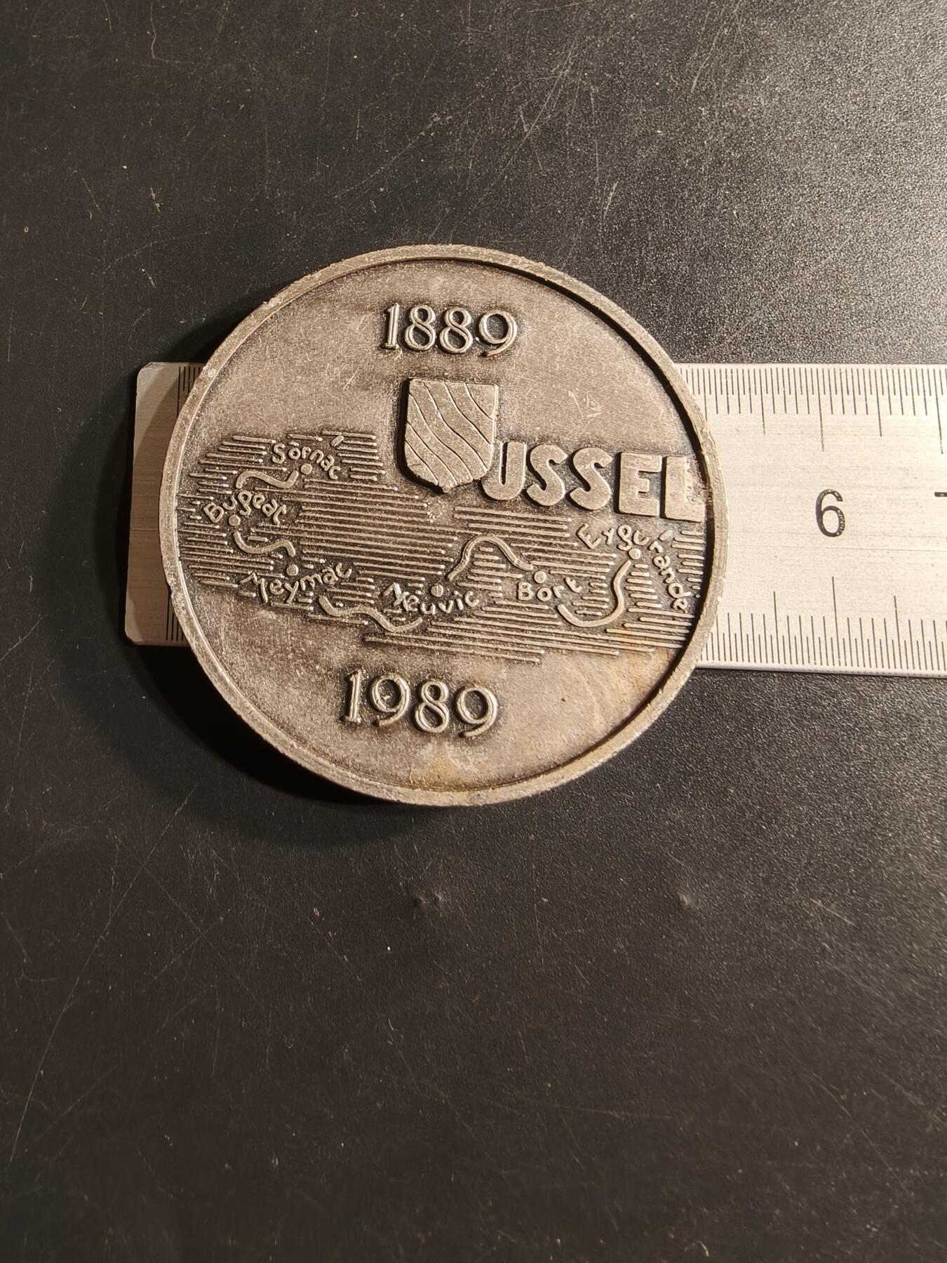 老王徽章第165期  法国克雷兹省阿塞尔区原住民友好协会百年纪念章     直径50mm.    重量46.6g