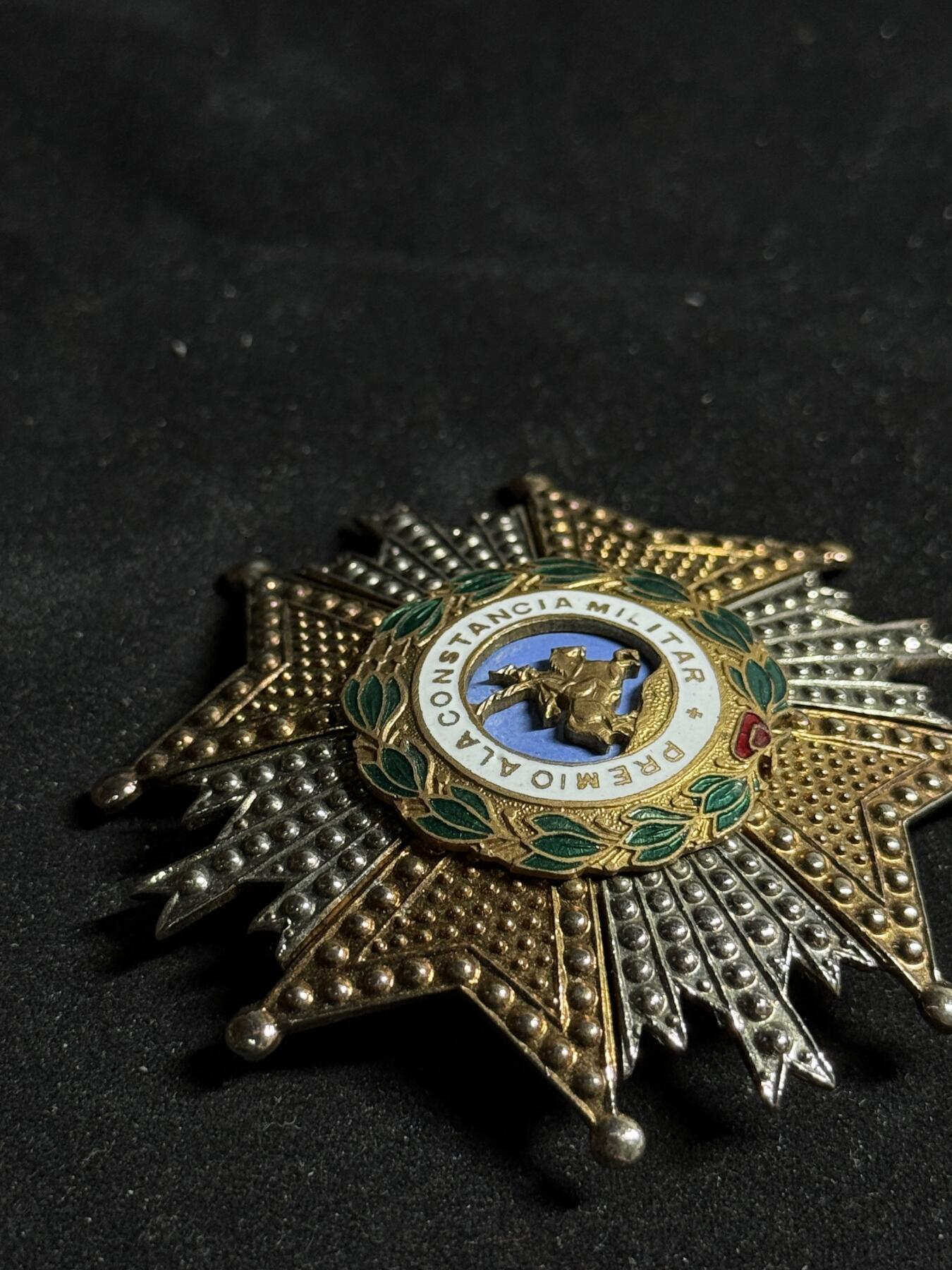 戎马世界章牌大赏第108期 西班牙圣埃尔曼希尔多勋章，星芒章，后期铜制版本