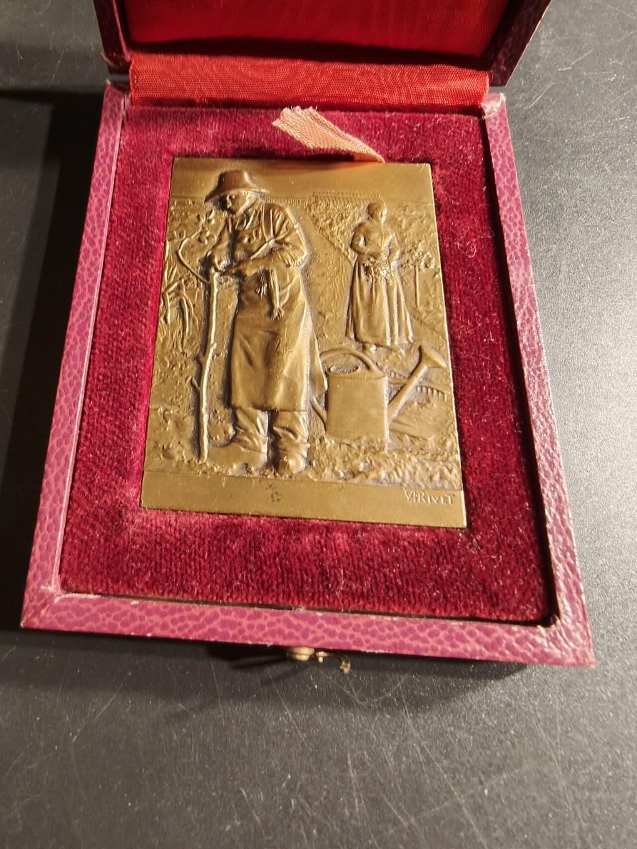 老王徽章第165期 法国国家园艺和苗圃委员会方形大铜章     原盒     97.5g