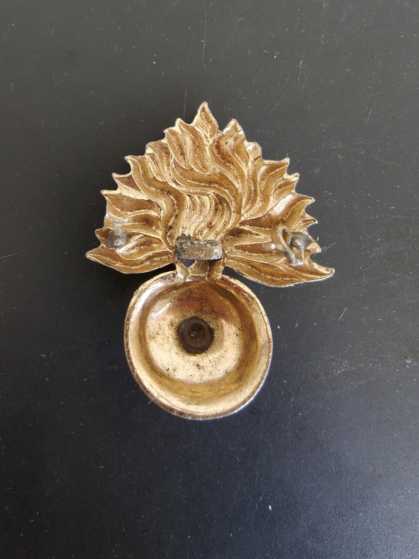 老王徽章第165期 英国皇家燧发枪团帽徽    女王时期    背杆损坏