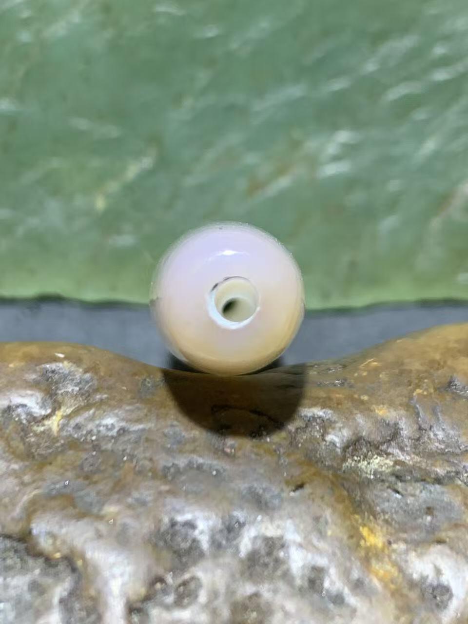 高玉化通货缠丝玛瑙桶珠一颗，，。