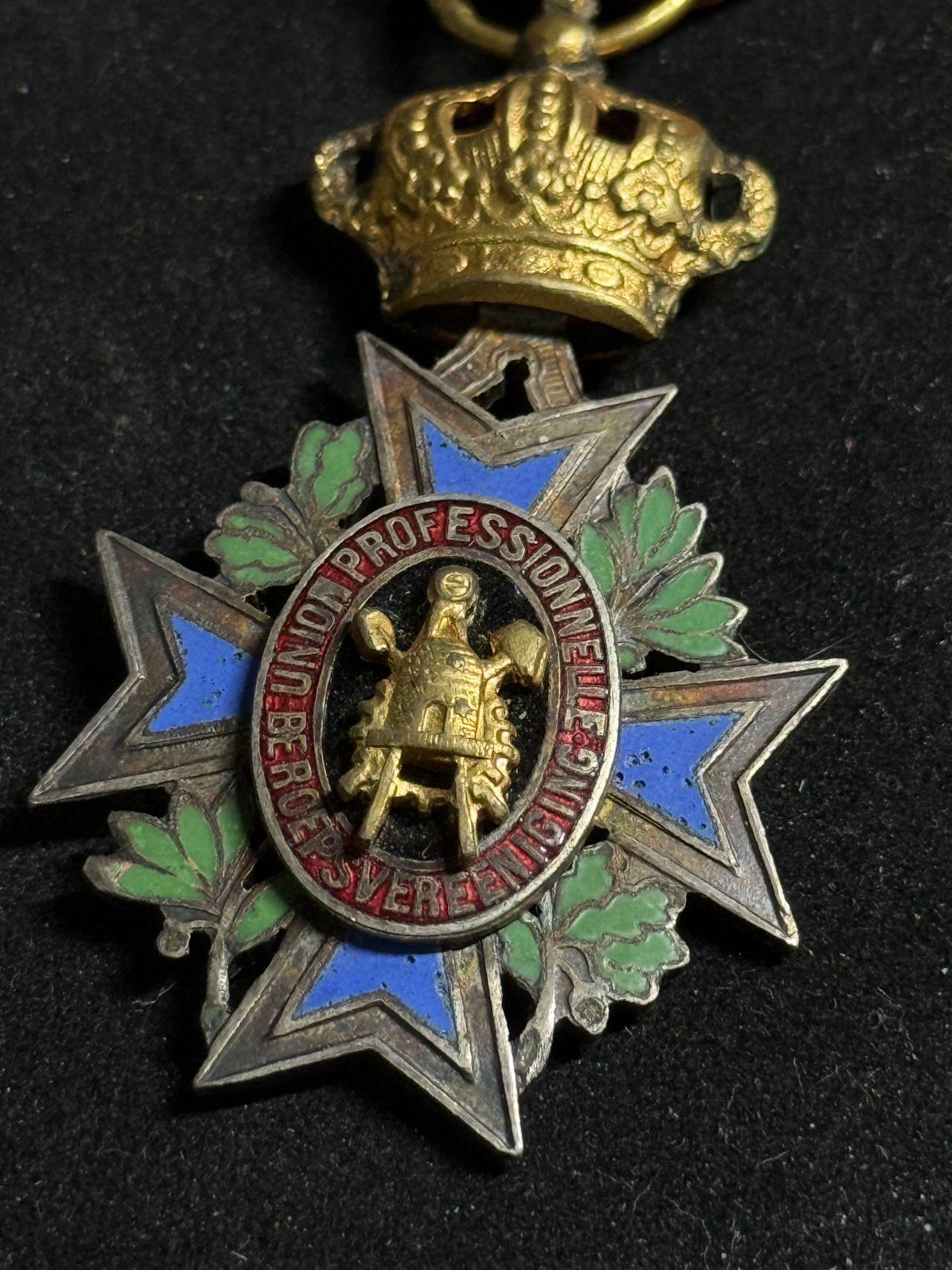 戎马世界章牌大赏第108期 比利时金级劳工勋章