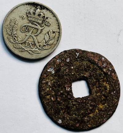 文馨钱币收藏第 282 场，【 长期接收代拍品】，加拿大老铜代用币，银币，德三系列场 - 1948 年丹麦 10 欧尔➕乾隆通宝瑕疵一枚