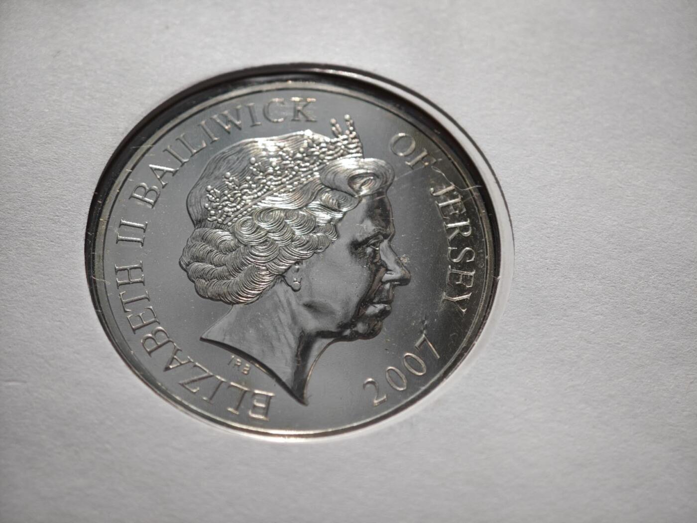 【淘币小摊】限时拍第八百零七拍  克朗币邮币封场  满百包邮可预留两周  周一统一发货   泽西岛2007年女王大婚钻禧5镑纪念币邮币封