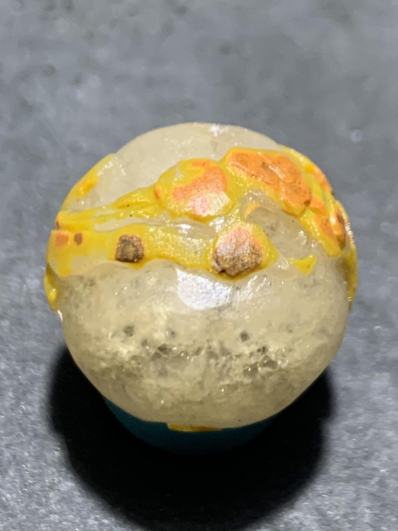 精美冰飘亚光战国红玛瑙手工俏色巧雕梅花随形空心圆珠一个，