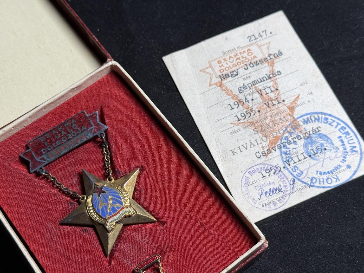 戎马世界章牌大赏第108期 匈牙利行业模范工人奖章刻号带证书，该奖章并非普通的优秀劳动者奖章，银质镀金由重工业部颁发。得主为纳吉·约瑟夫夫人，在螺丝工厂担任机器工，国内极其罕见