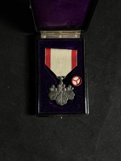 戎马世界章牌大赏第108期 - 勋八等白色桐叶章