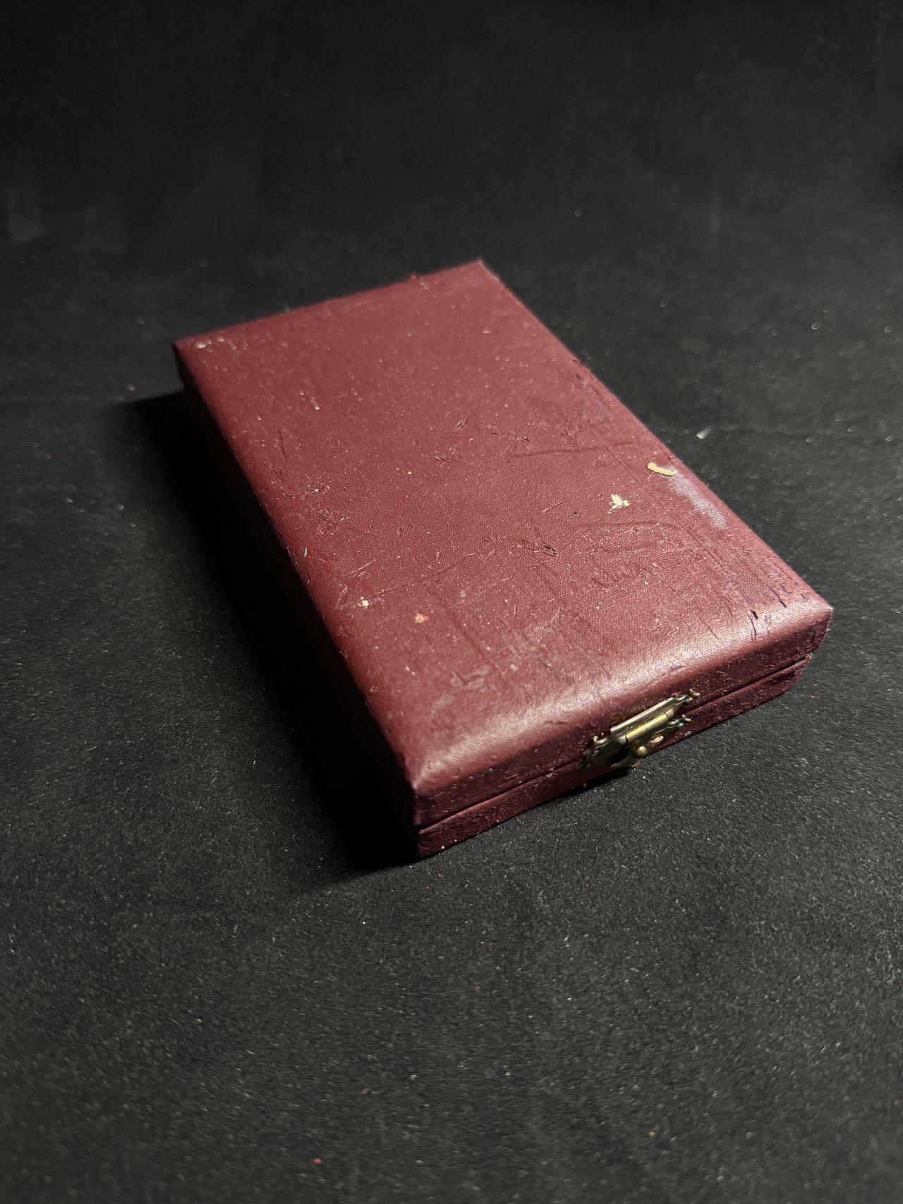 戎马世界章牌大赏第108期 匈牙利银级劳动勋章，盒子表面有破损