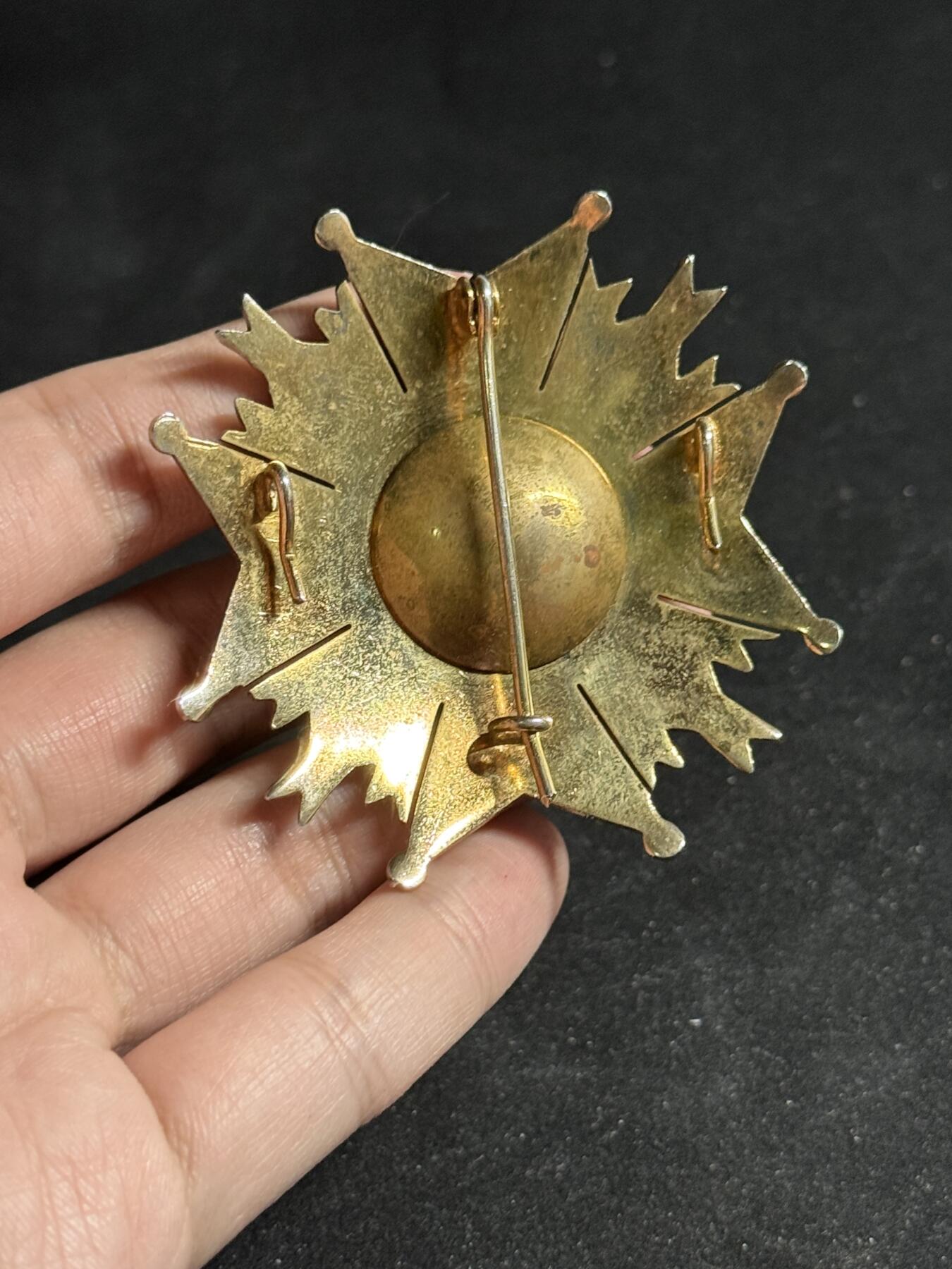 戎马世界章牌大赏第108期 西班牙圣埃尔曼希尔多勋章，星芒章，后期铜制版本