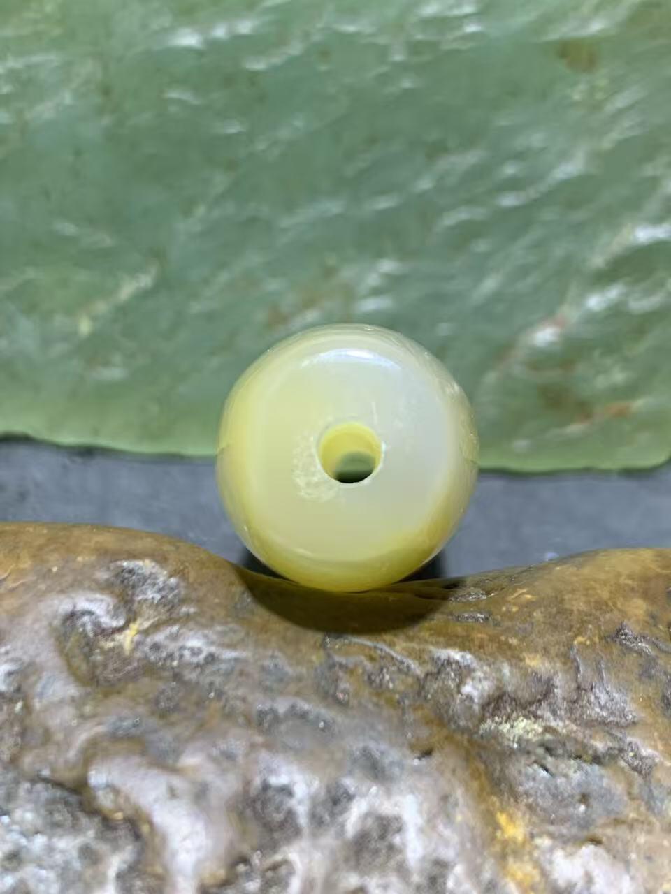 精美高玉化缠丝玛瑙随形桶珠一颗，