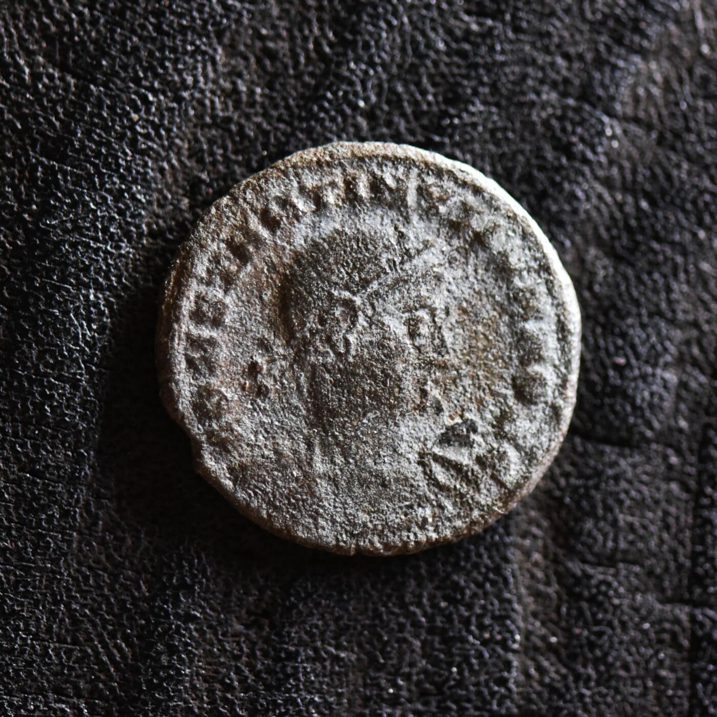 【良泉】第42期【自动场】12月4日晚19.30点开拍！99枚域外古代钱币专场  公元335-337年【古罗马】君士坦丁二世，凯撒头衔“士兵军旗”铜币，1.75克