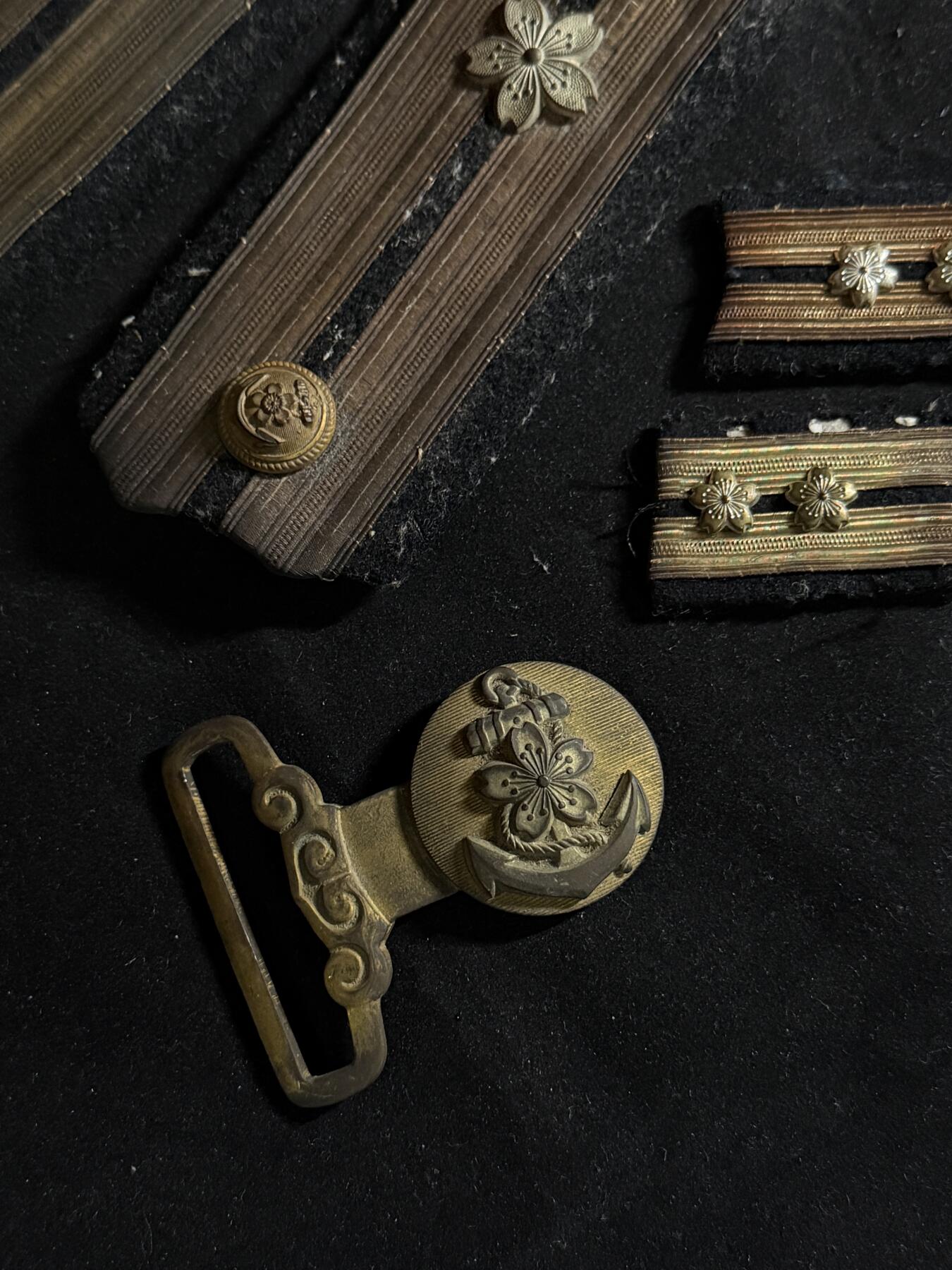 戎马世界章牌大赏第108期 勿忘国耻！日本海军中佐肩章、领章、腰带扣一组