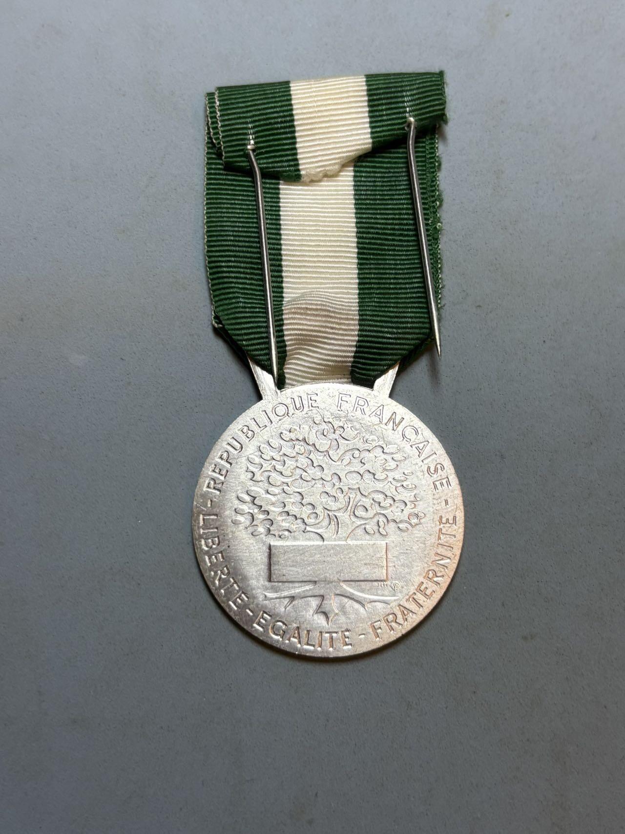 盛世勋华——号角文化勋章邮票专场拍卖第289期 法国地区级荣誉奖章（Médaille d'honneur Régionale, Communale, Départementale），用于表彰在地区、市镇或省层级为公共事务（如地方行政、社区服务、文化发展等）做出长期贡献的人员；