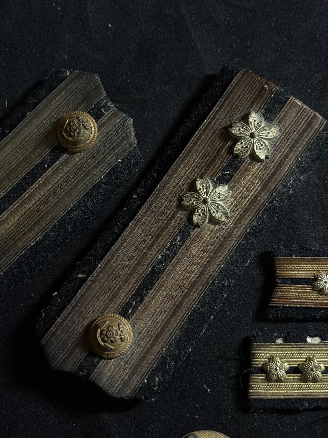 戎马世界章牌大赏第108期 勿忘国耻！日本海军中佐肩章、领章、腰带扣一组