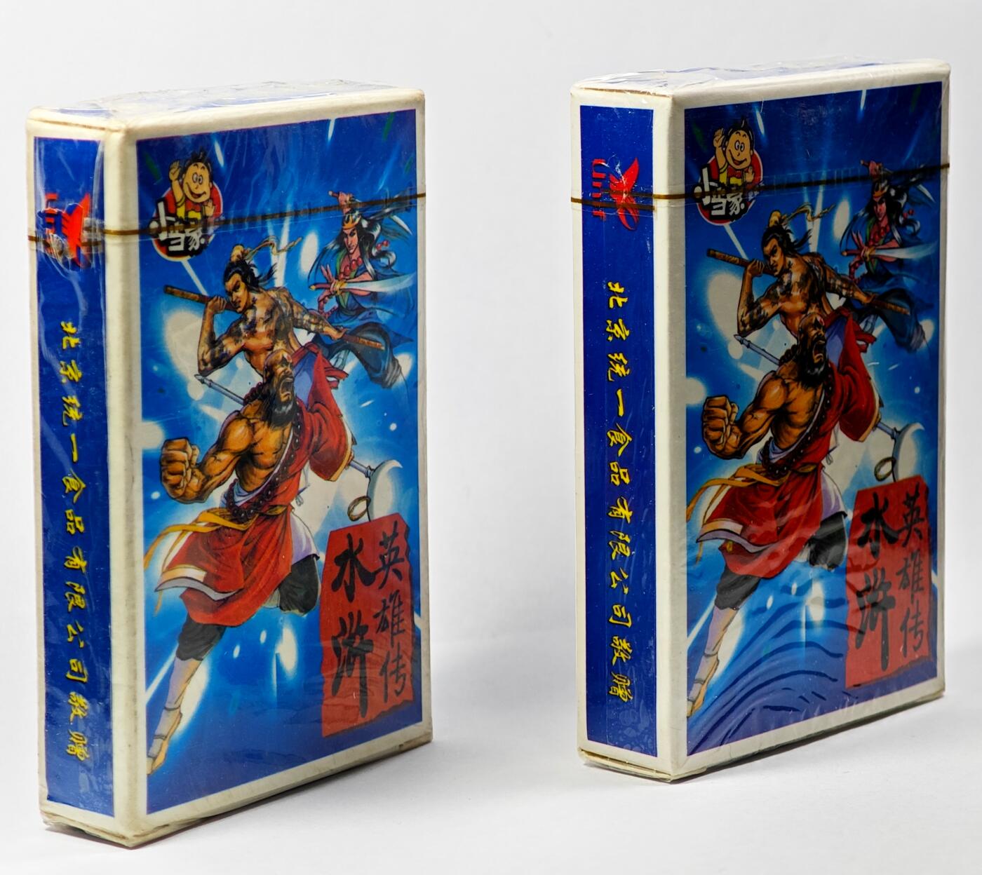 白泽拍卖卡牌手绘专场第29期（忽有故人心上过，回首山河已是秋） 2000 统一 小当家 水浒英雄传 扑克卡牌 2套 1套108张 全新未拆 1套外膜有些许破损