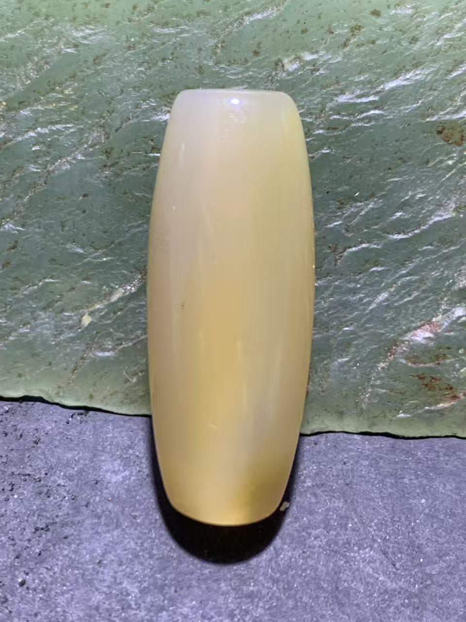 精美高玉化缠丝玛瑙随形桶珠一颗，