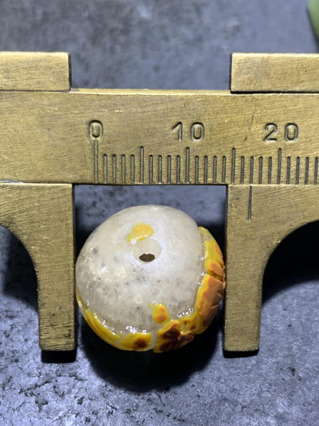 精美冰飘亚光战国红玛瑙手工俏色巧雕梅花随形空心圆珠一个，