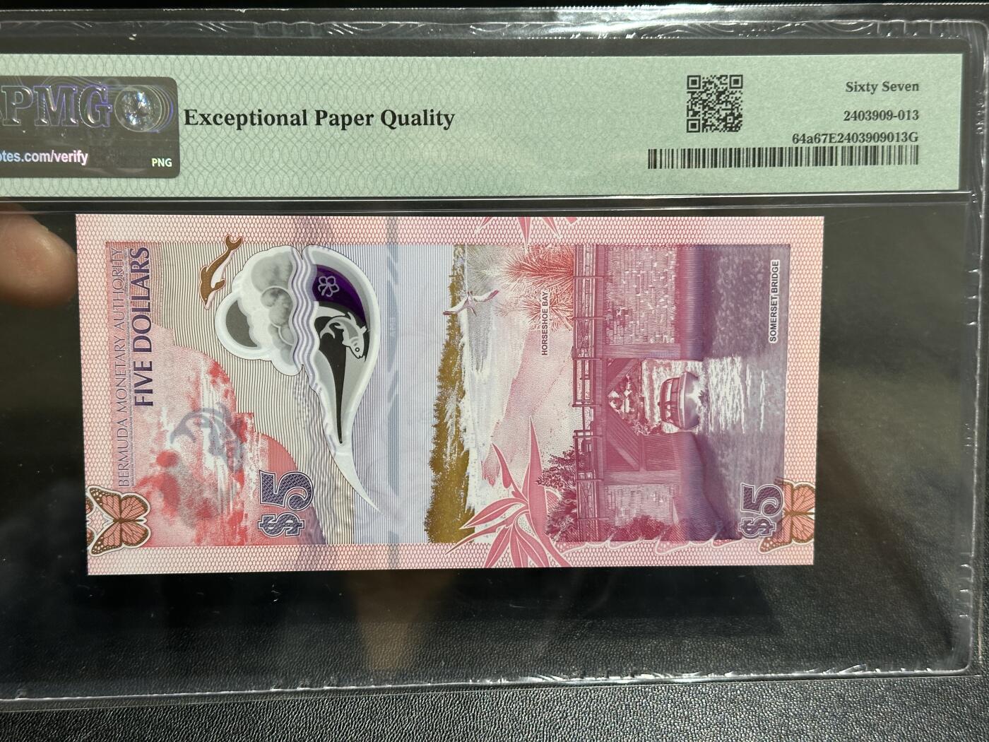 《外钞收藏家》第五百八十七期（精选场）（本平台长期征集拍品、欢迎藏友们联系合作） 2024年百慕大最新版5元 塑料钞 A/1冠 无47 PMG67 获奖钞
