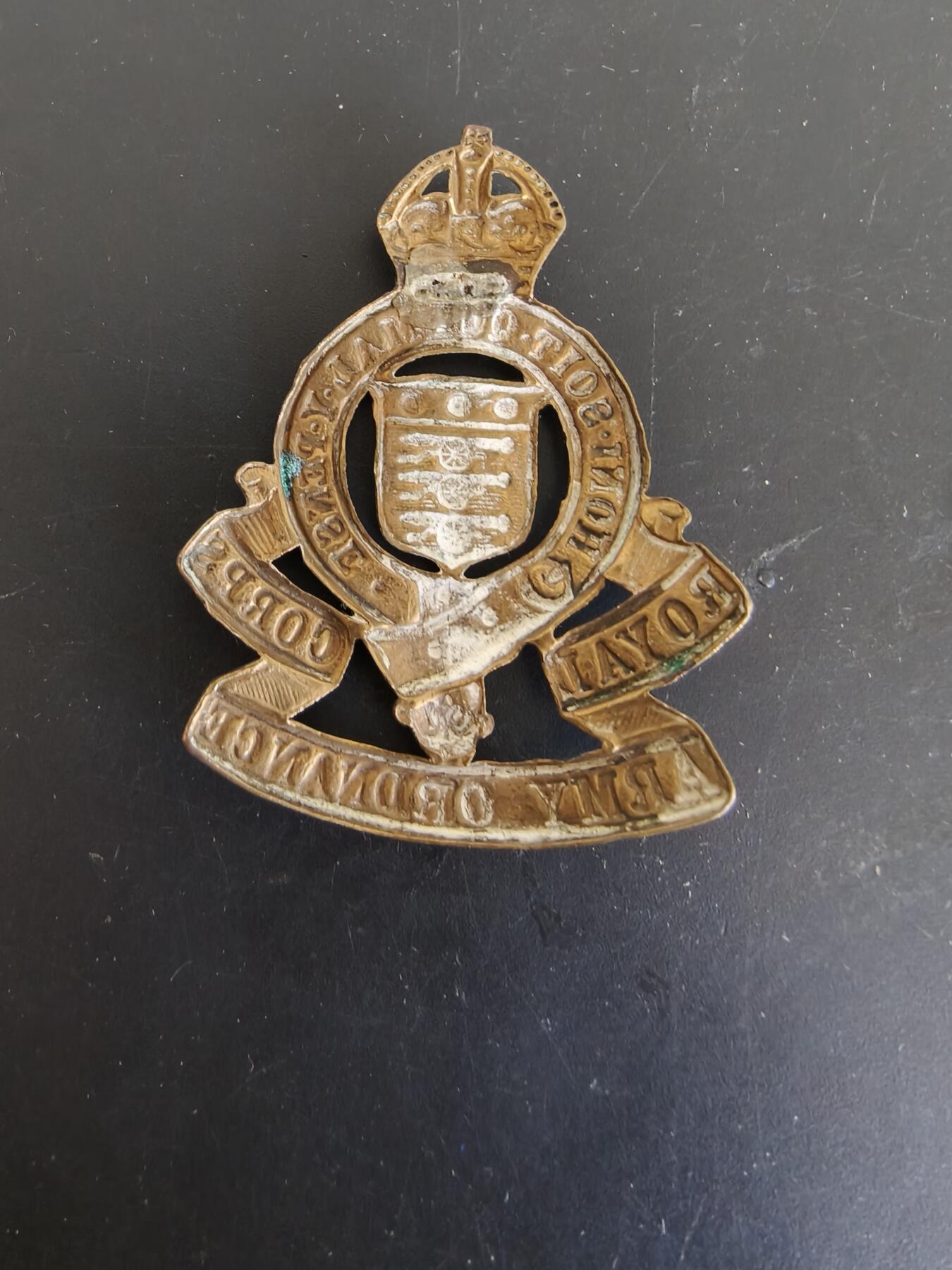 老王徽章第165期 英国皇家军械署帽徽    一战时期    背杆损坏