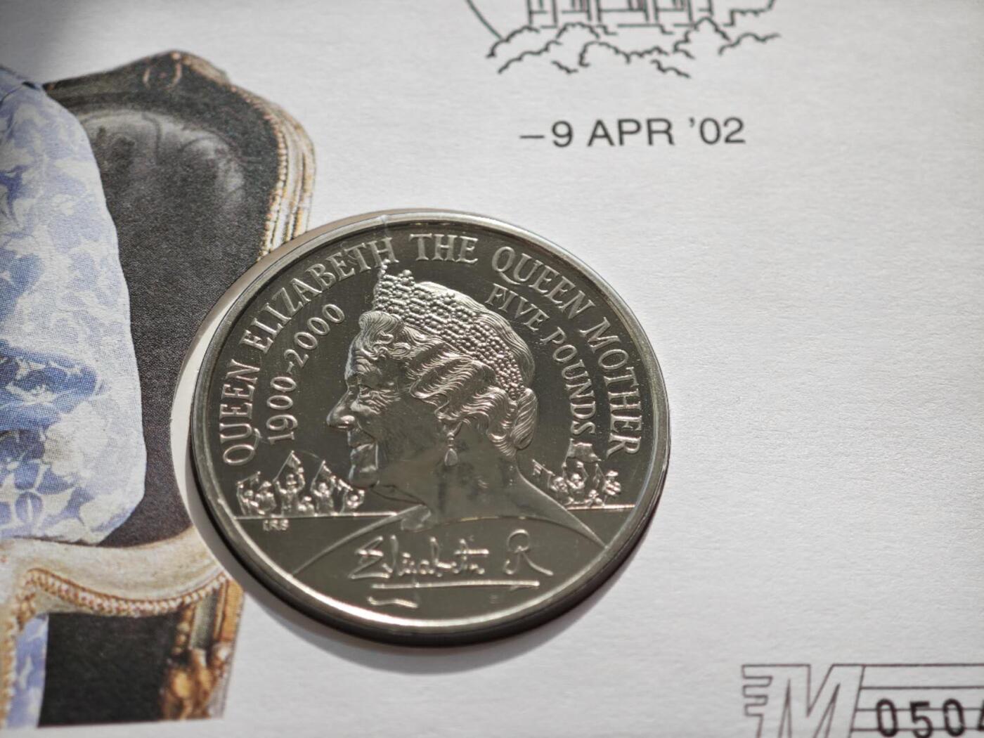 【淘币小摊】限时拍第八百零七拍  克朗币邮币封场  满百包邮可预留两周  周一统一发货    英国2000年女王母亲5镑纪念币邮币封