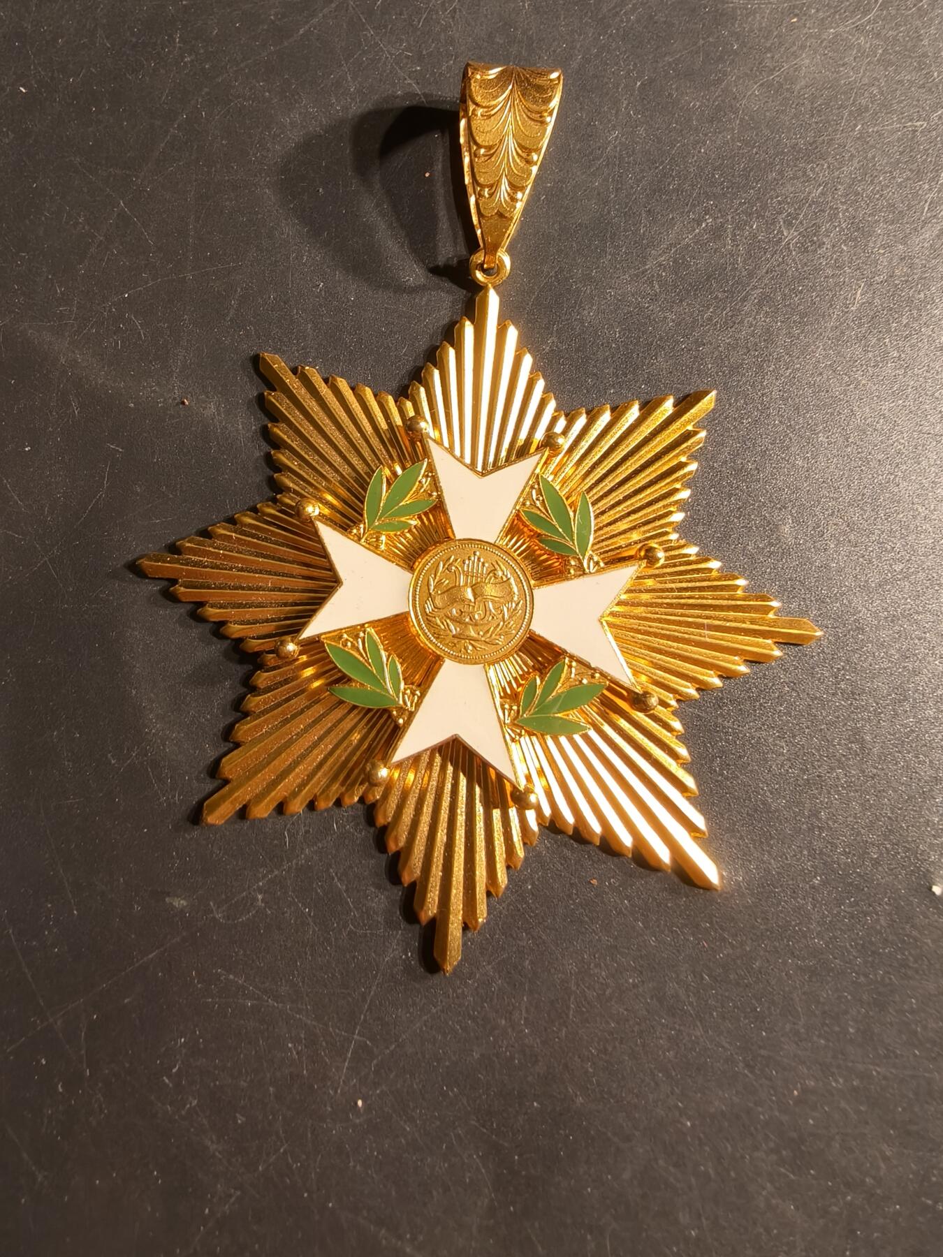 老王徽章第165期 法国指挥官级音乐协会勋章    直径75mm一个星芒的尺寸 