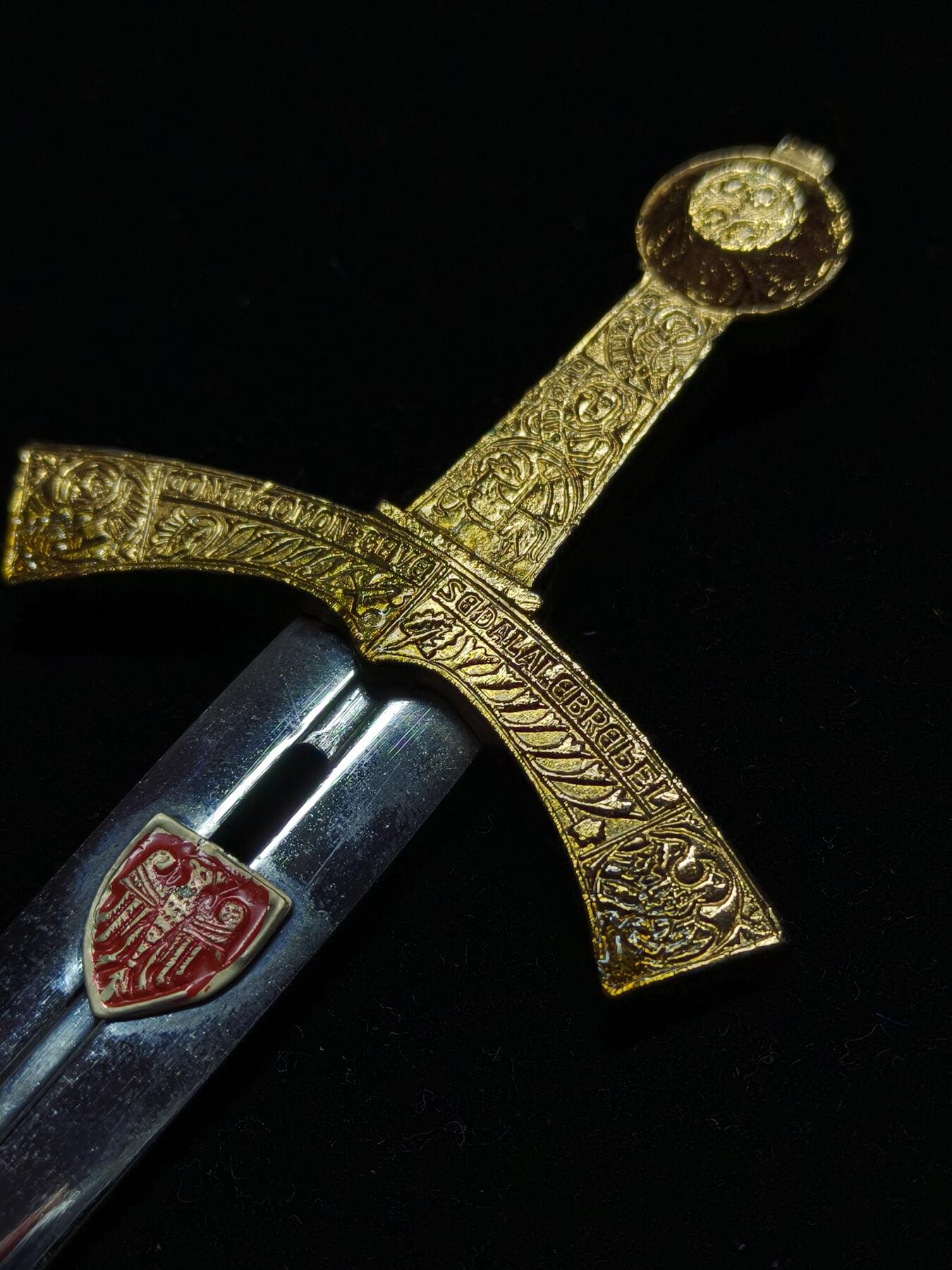 铭记历史 勿忘国耻 抗战胜利80周年精品专场 第二场 波兰千年纪念剑，13世纪波兰国王加冕剑Szczercie，带原装盒子。（剑柄为金22k，波兰官方证书上有描述，个人觉得应该是渡金）