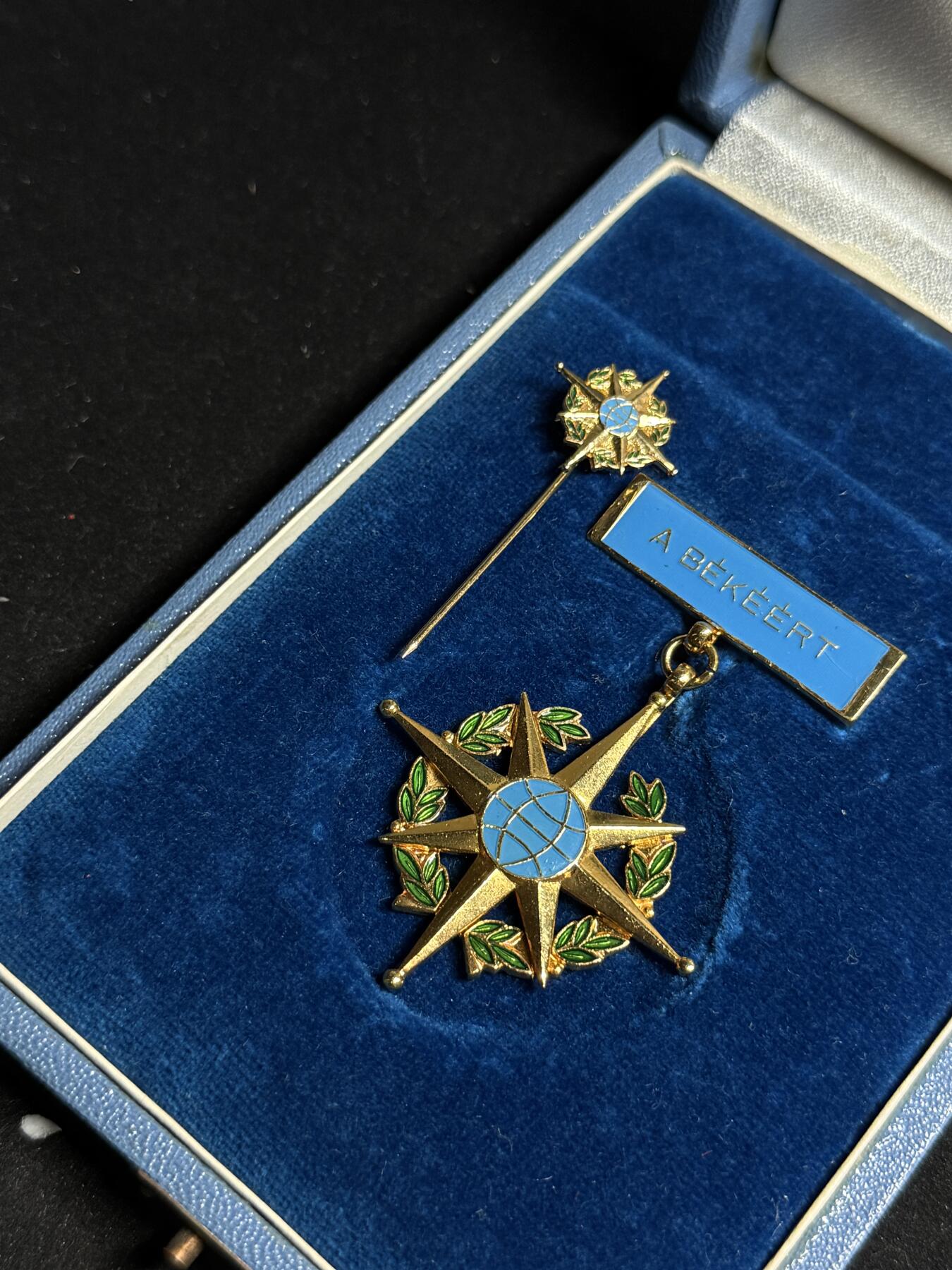 戎马世界章牌大赏第108期 匈牙利和平功绩奖章，授予参与维和行动的匈牙利军人