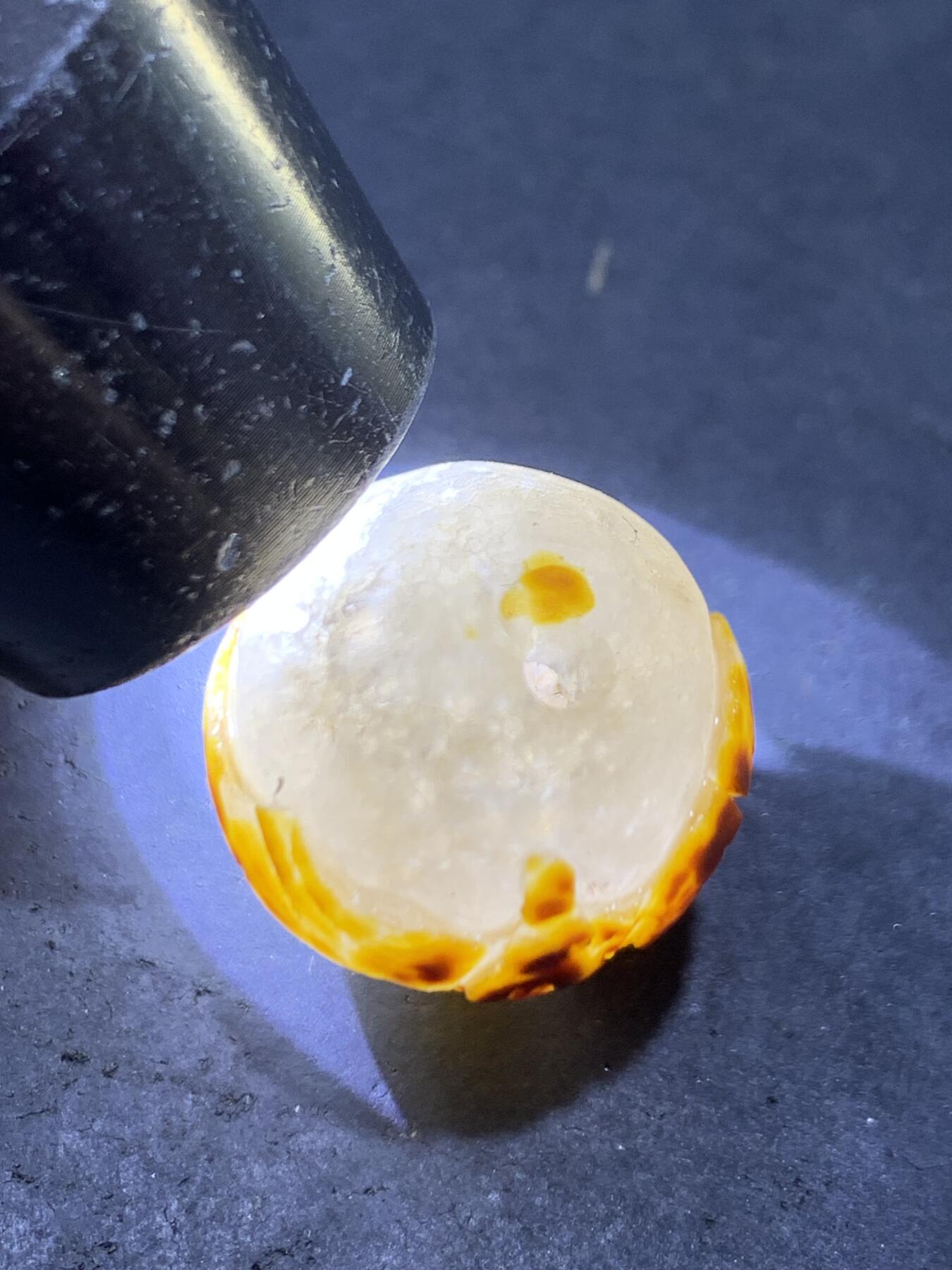 精美冰飘亚光战国红玛瑙手工俏色巧雕梅花随形空心圆珠一个，