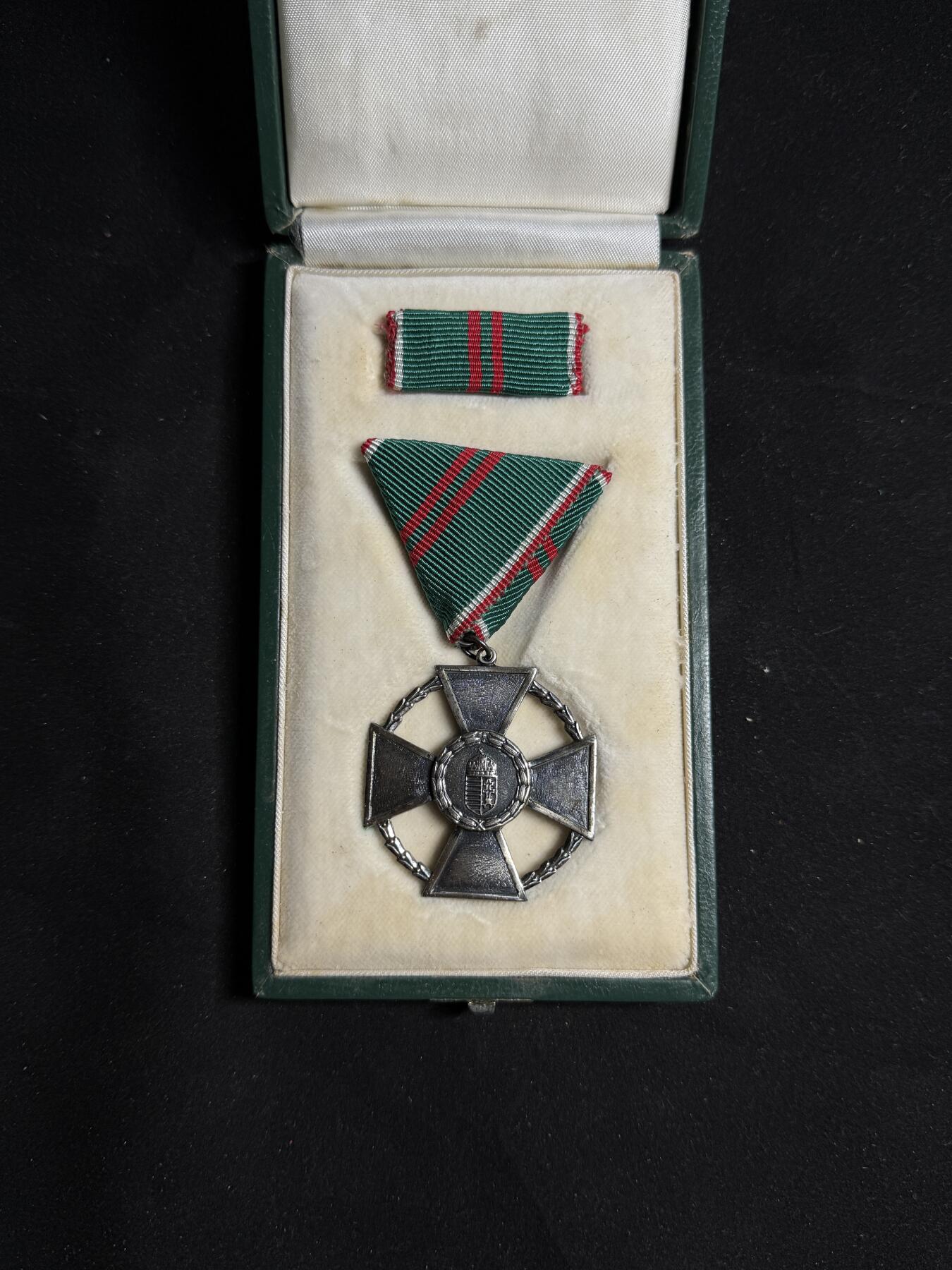 戎马世界章牌大赏第108期 匈牙利银级功绩十字勋章，是匈牙利第五高的国家勋章，盒子表面有损