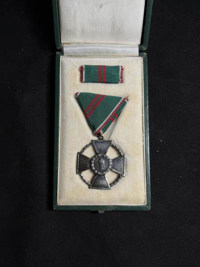 戎马世界章牌大赏第108期 - 匈牙利银级功绩十字勋章，是匈牙利第五高的国家勋章，盒子表面有损
