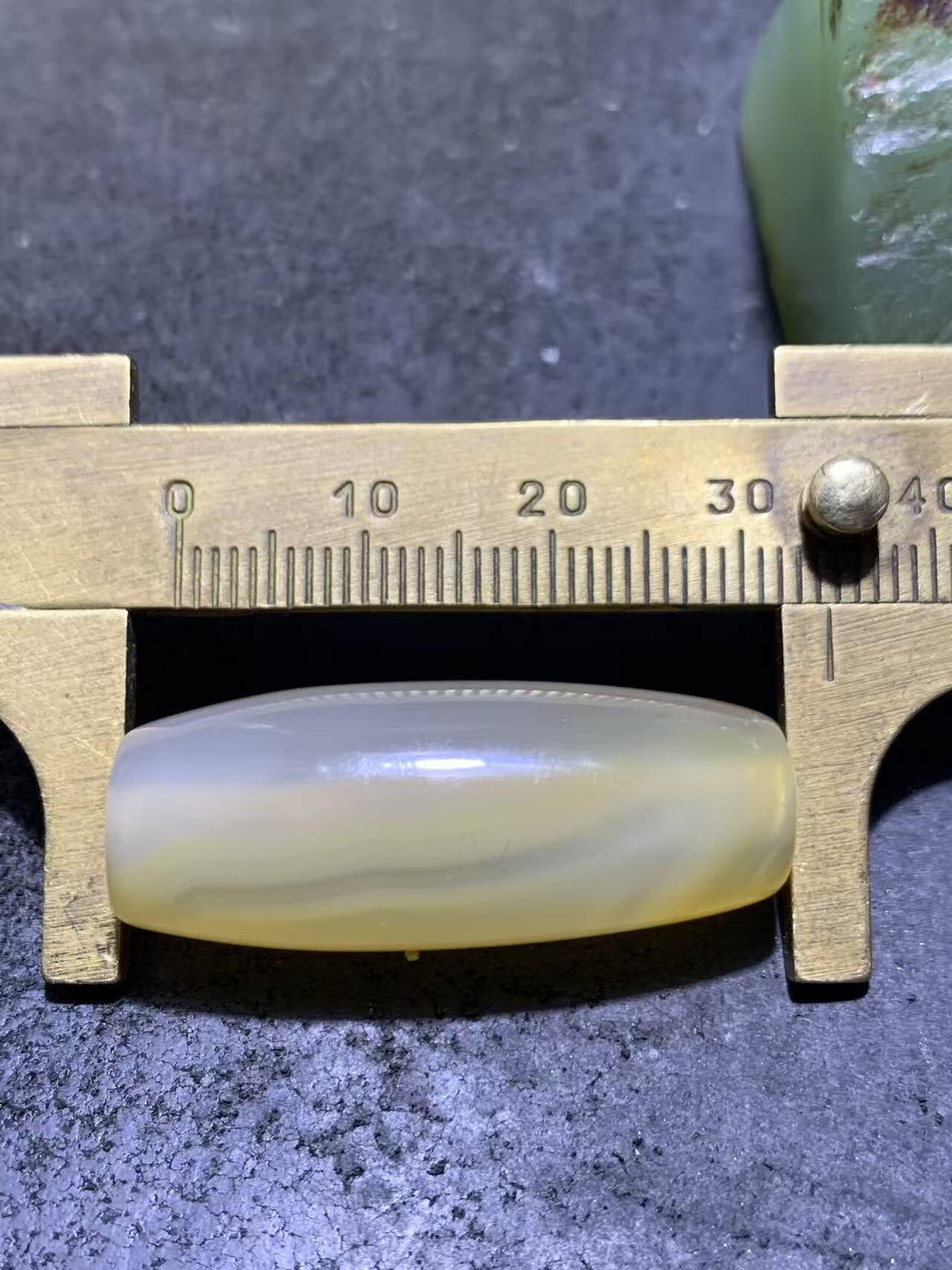 精美高玉化缠丝玛瑙随形桶珠一颗，