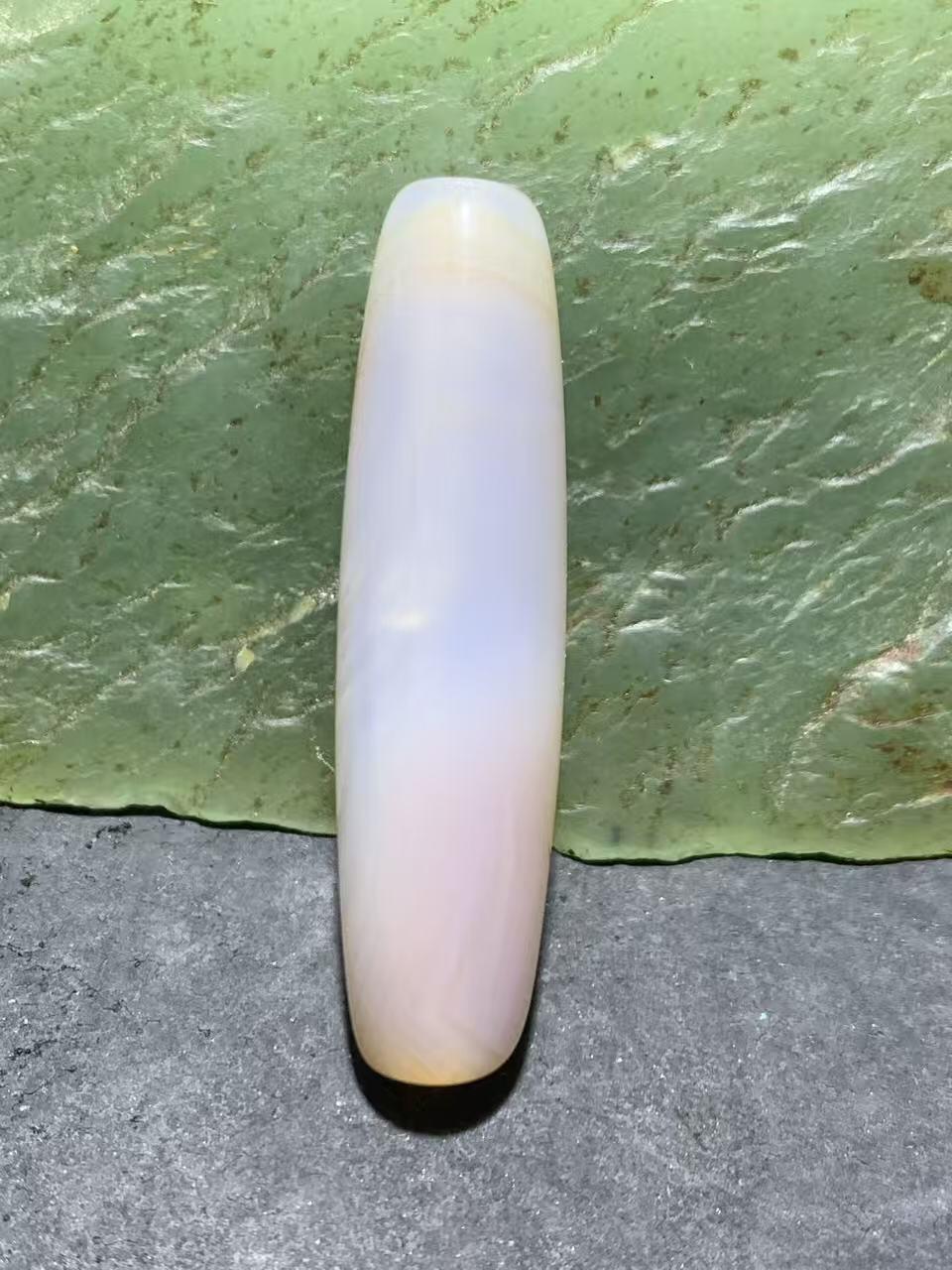 高玉化通货缠丝玛瑙桶珠一颗，，。